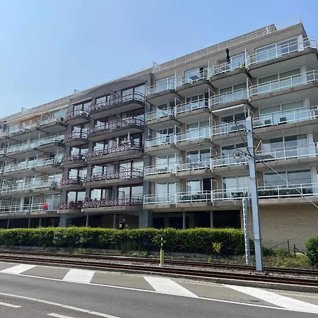 In Near The Beach, Cleaning Included 아파트 니우포르트