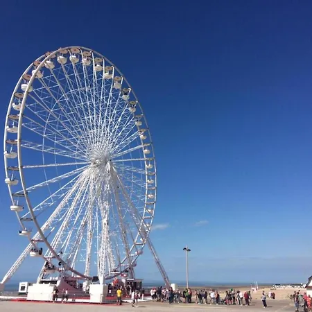 In Near The Beach, Cleaning Included 아파트